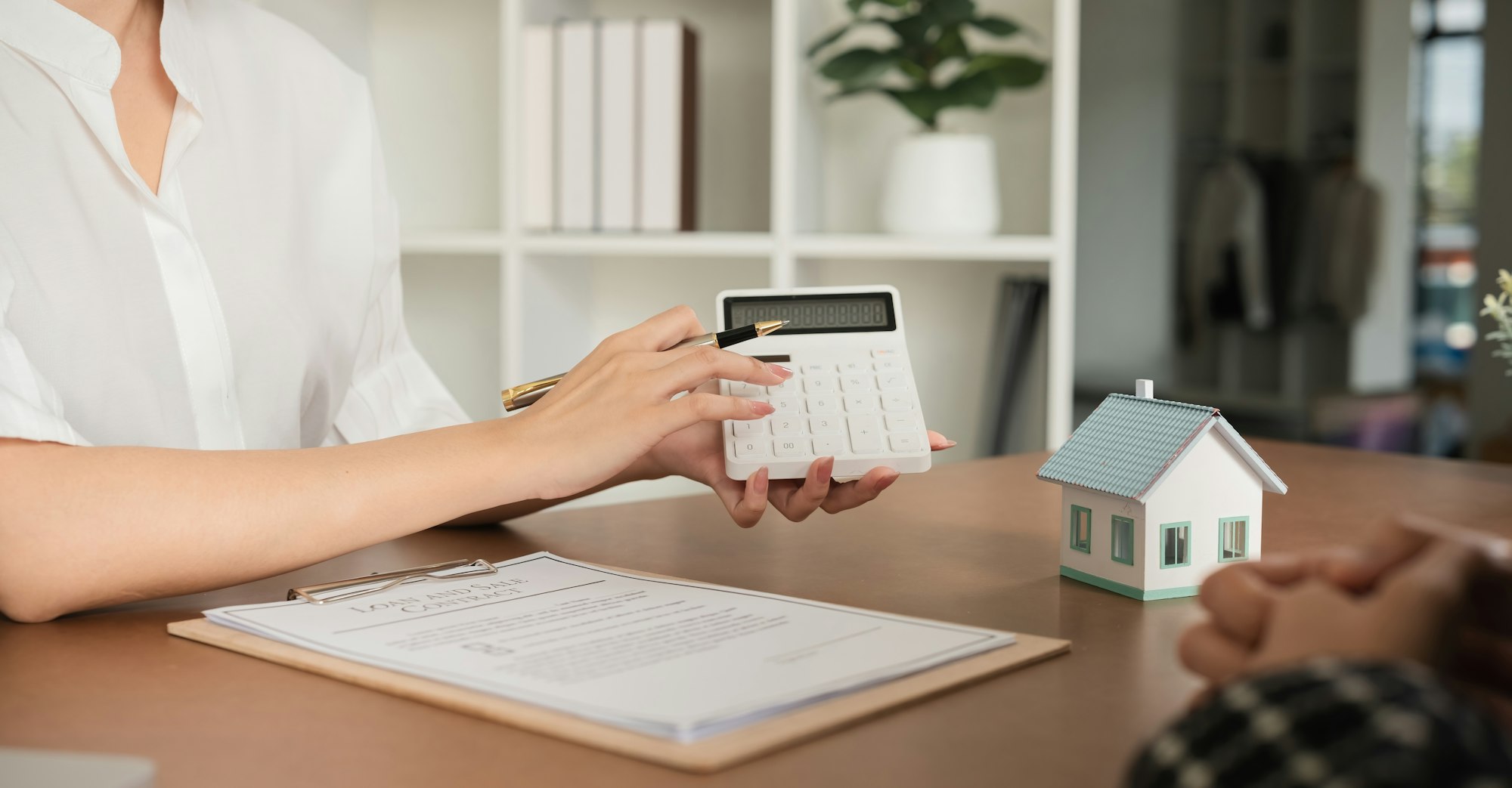 Real estate agents recommend home buying advice and real estate price calculations to customers